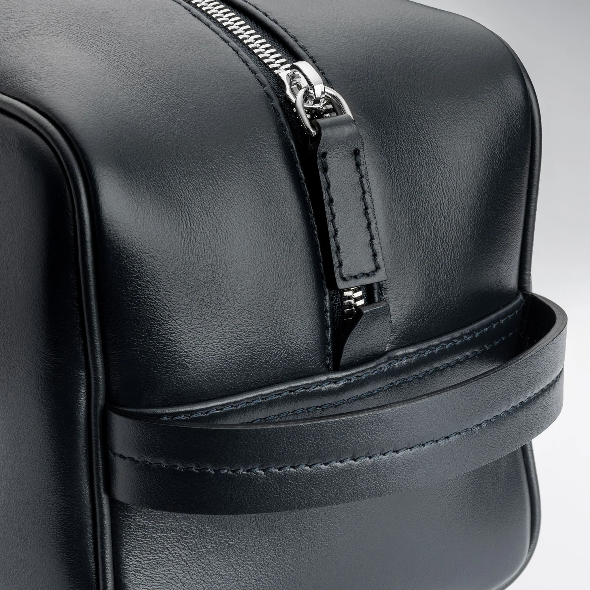 BL2190_HERITAGE_WASH_BAG_02_2048x2048